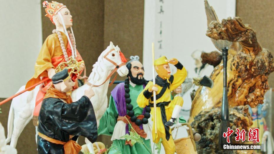 12月4日，兰州榆中非物质文化遗产面塑传承人李思瑶在工作室内完成人物面塑作品，她的作品精细到每一片树叶的纹路都清晰可见。李思瑶说，几千年前的中国人就有了自己的“手办”，就是面塑作品。榆中县青城面塑作品多以《三国演义》、《西游记》、敦煌壁画、民间传说中的人物形象为创作素材，以面粉、糯米粉为主要原料，被誉为“立体的画、无声的戏”。图为面塑作品《西游记》。彭昱　摄