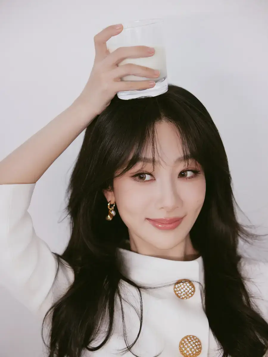 杨紫头顶一杯牛奶，眼神灵动，娇俏似少女。