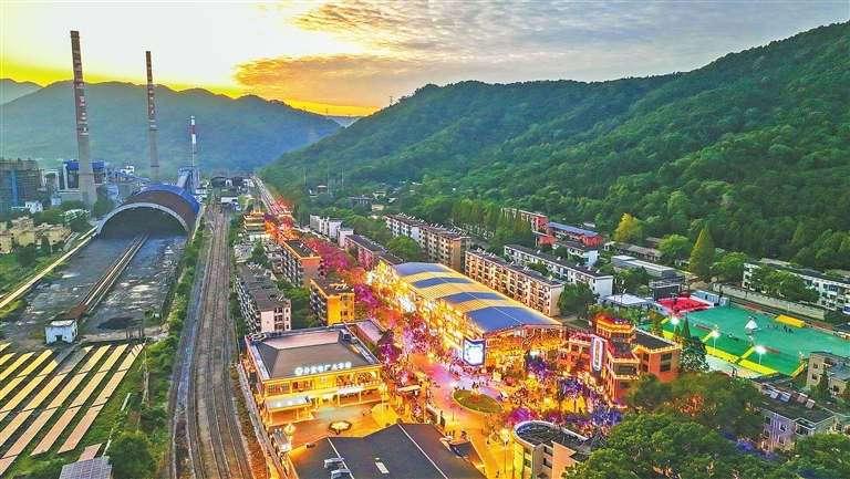 傍晚时分，分宜电厂螺蛳特色景区在夕阳的映照下，烟火气十足。