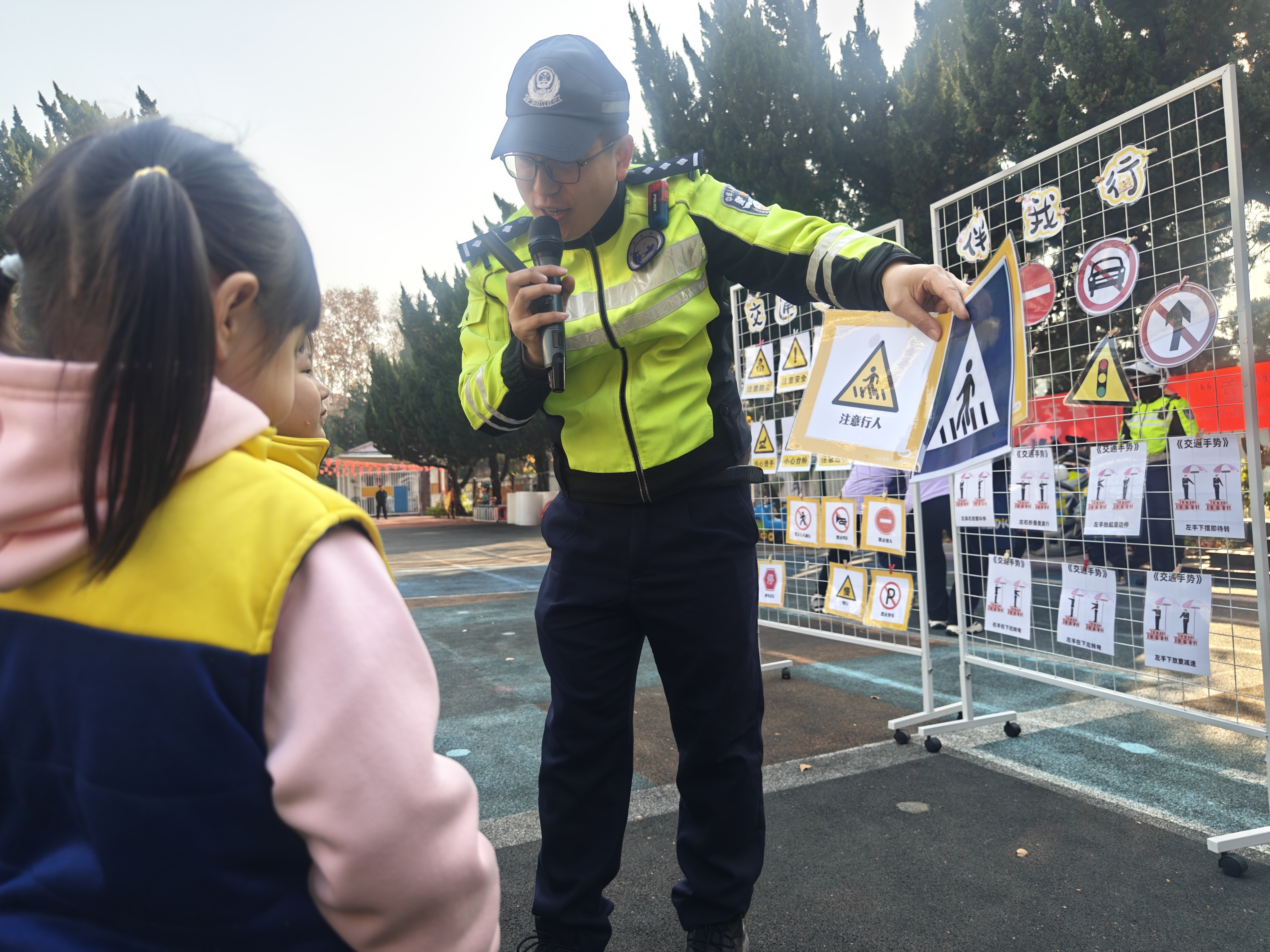 徐州多部门携手开展第十三个全国交通安全日主题活动