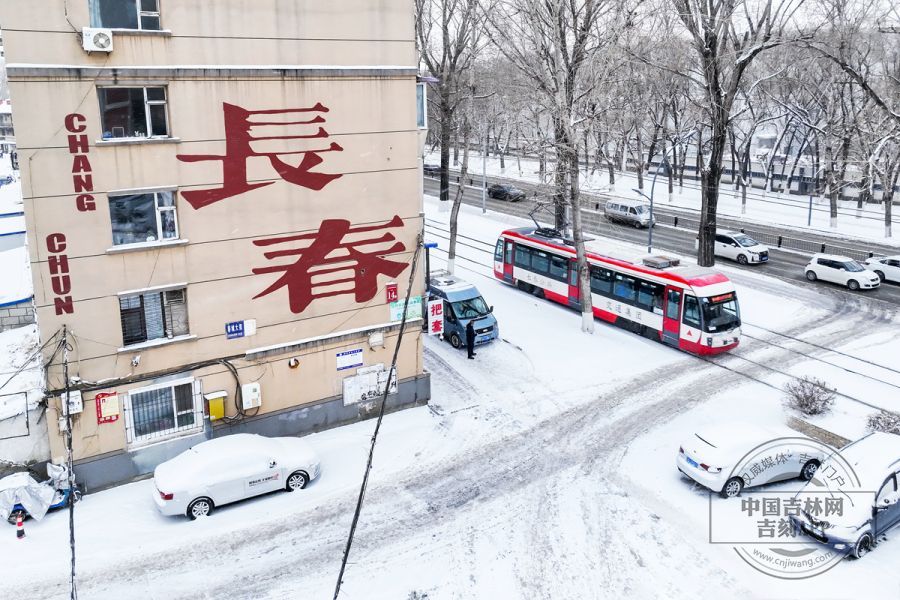 穿梭在城市间的54路有轨电车，成为雪景中一道独特的风景线