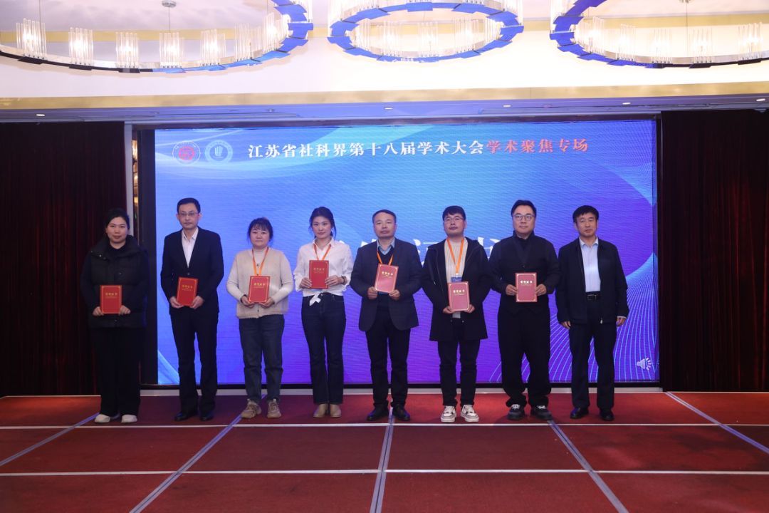 向优秀论文入选者颁发证书