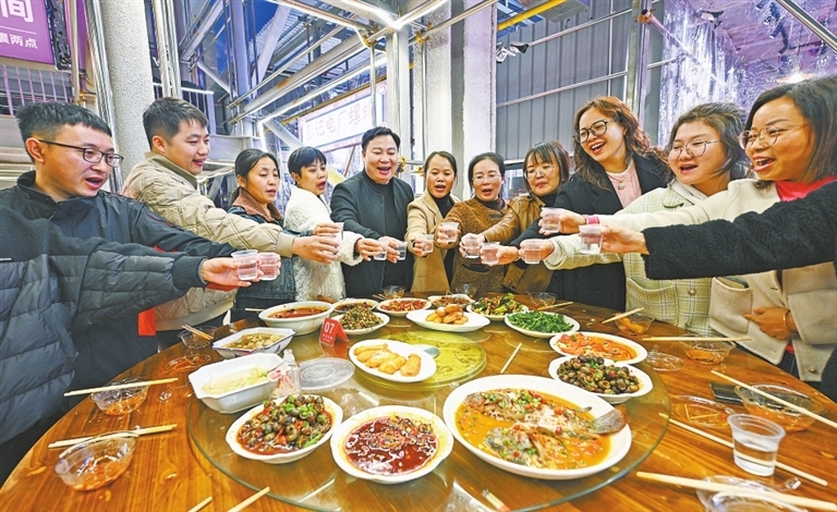 11月26日，游客在老字号夜宵店享受螺蛳、冬瓜饼等特色美食。