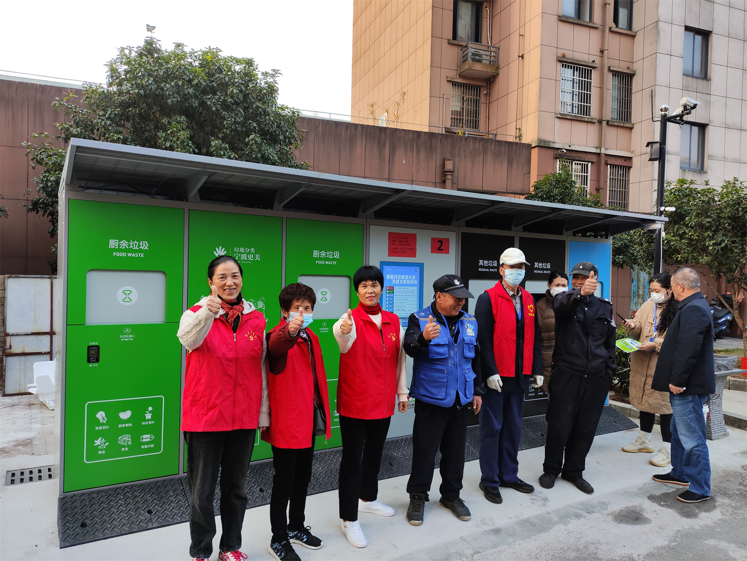 望府社区朝张新村智能柜落地宣传——社区流动党员驿站助力垃圾分类