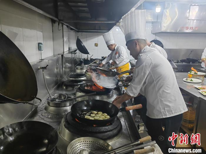 选手在吉林市职工“吉菜”争霸赛中比赛。　石洪宇 摄