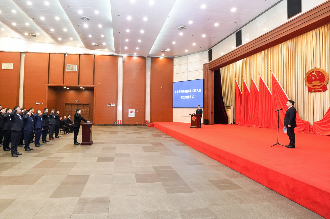 新余市政府任命的国家工作人员进行宪法宣誓 市长方向军监誓