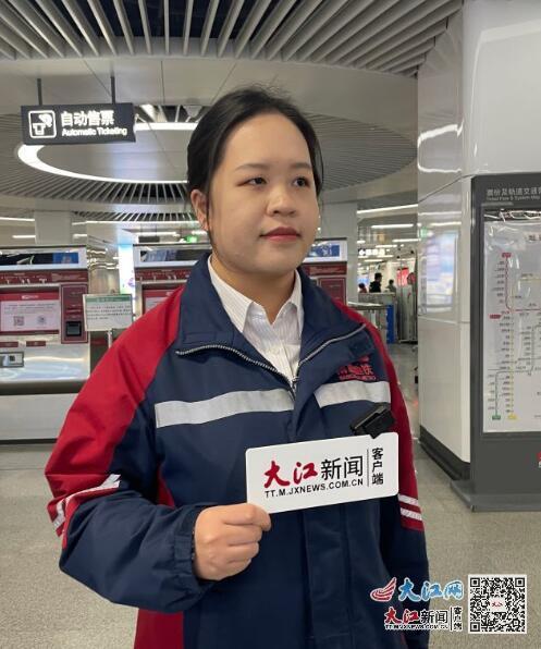 南昌地铁调度指挥中心运输管理工作人员曾敏洁 摄影 左阳天