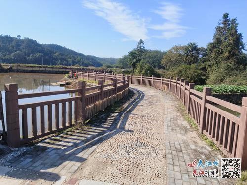 在中国航天科工集团的支援下,吉水木口村原本泥泞不堪的乡间小道,砌好了石块,修建了休闲台与游步道,面貌焕然一新。(资料图)