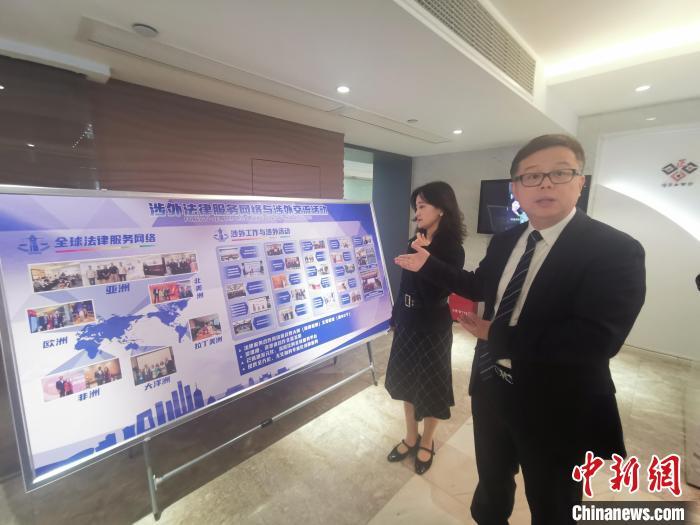 12月3日，江西省律师协会常务副会长许龙江介绍涉外法律服务网络与涉外交流活动。姜涛 摄