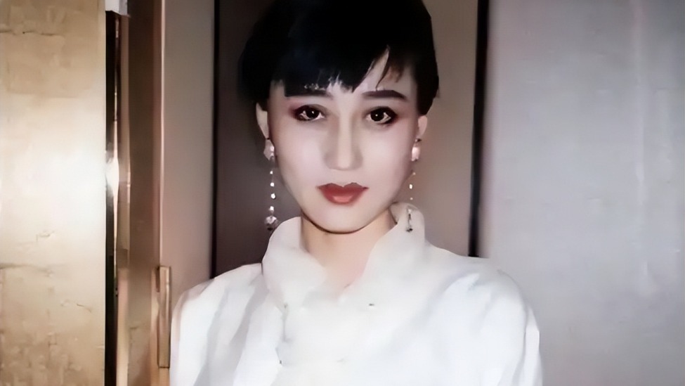 和赌王同台热舞，李连杰为她抛妻弃女甘愿去“死”，利智凭什么？封面图