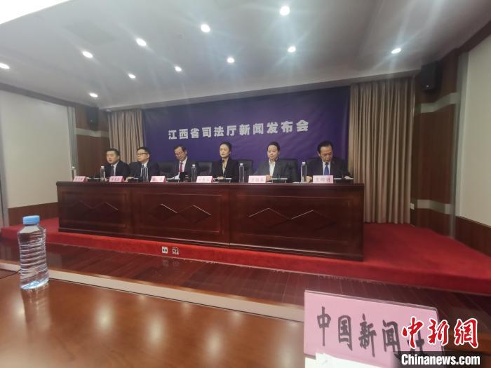 12月3日，“江西省涉外法律服务暨典型案事例”新闻发布会在南昌举行。姜涛 摄