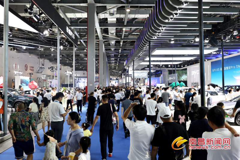 10月1日,2024南昌国际汽车展览会在绿地国际博览中心开幕。
