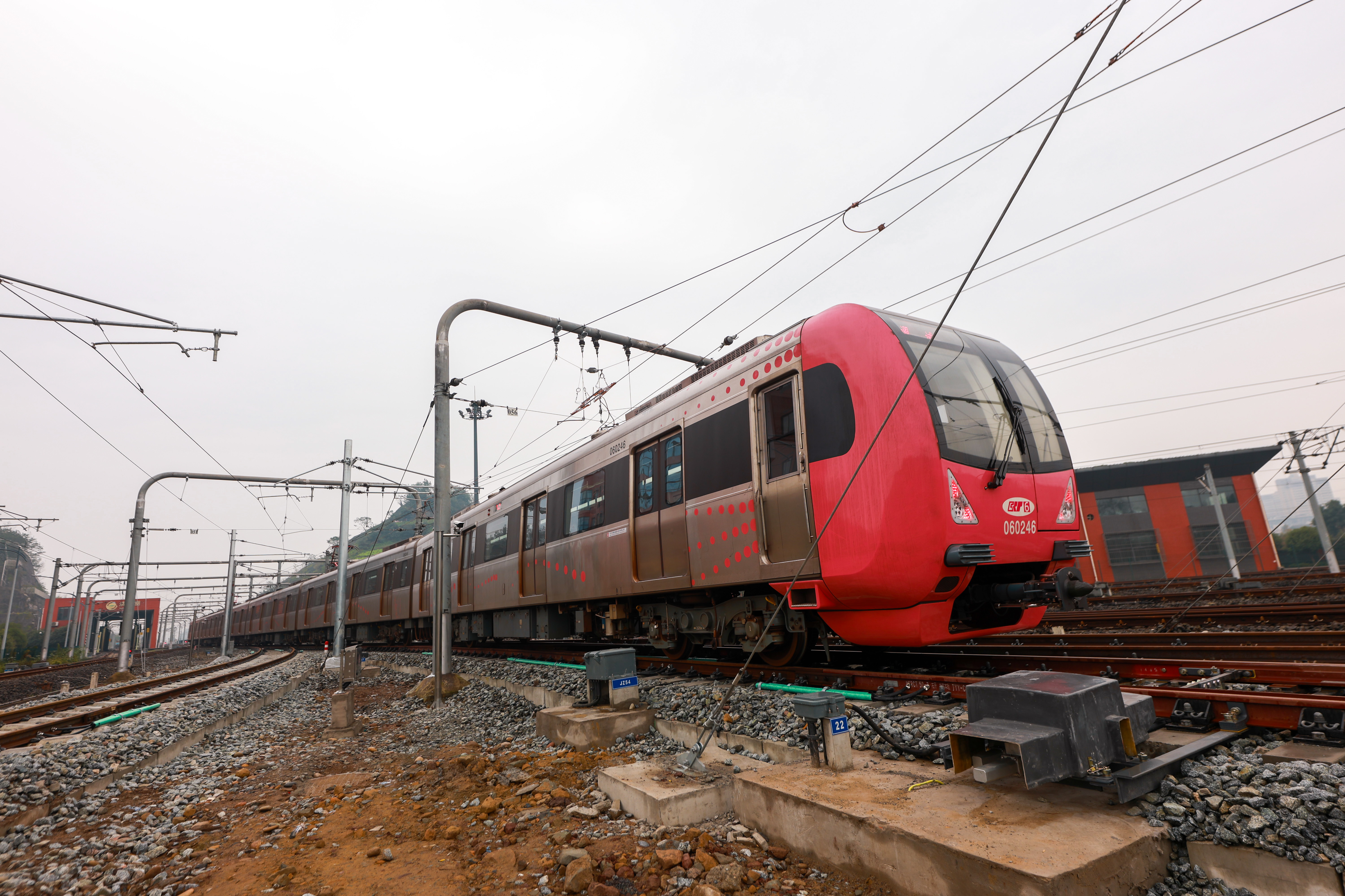 ▲地铁6号线重庆东站段热滑试验。（重庆交通开投轨道集团供图）