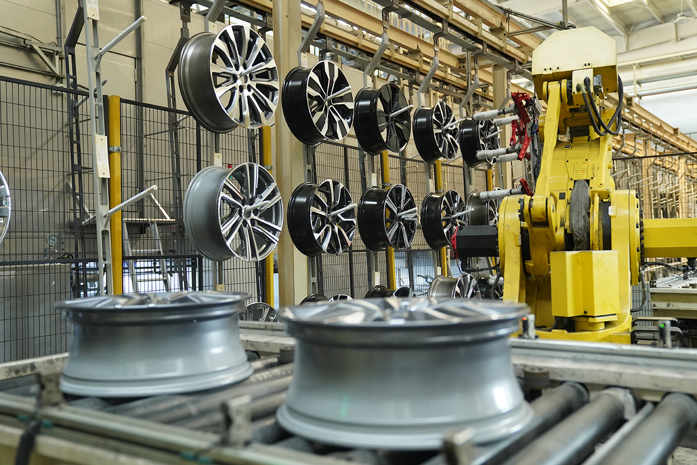 中信戴卡六号工厂自动化生产车间的机器手在生产线上工作。(王继军 摄）