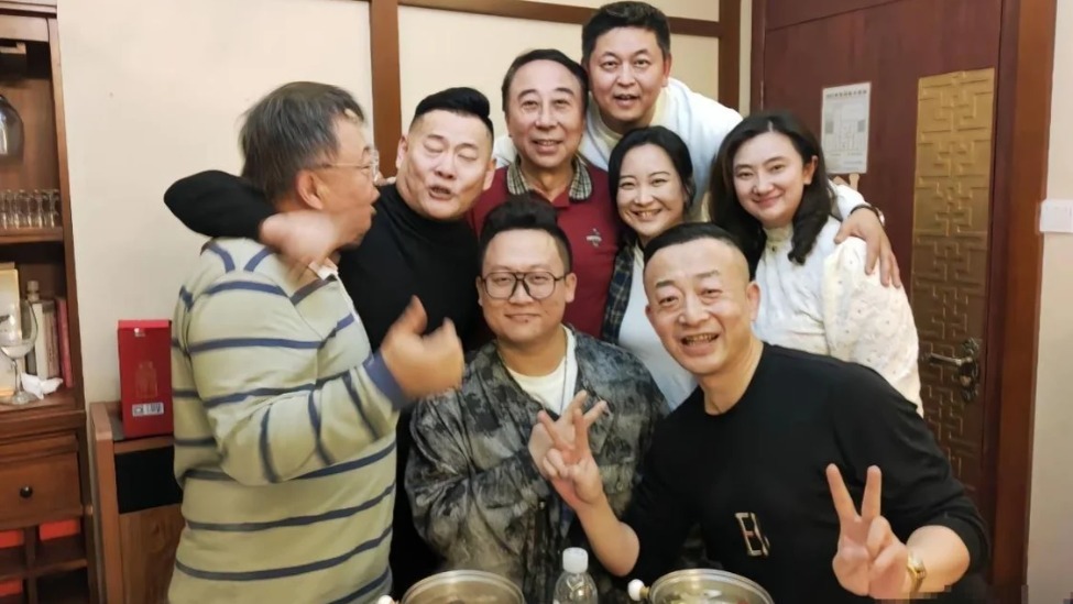 冯巩66岁大寿现场曝光！徒弟贾玲罕见现身封面图