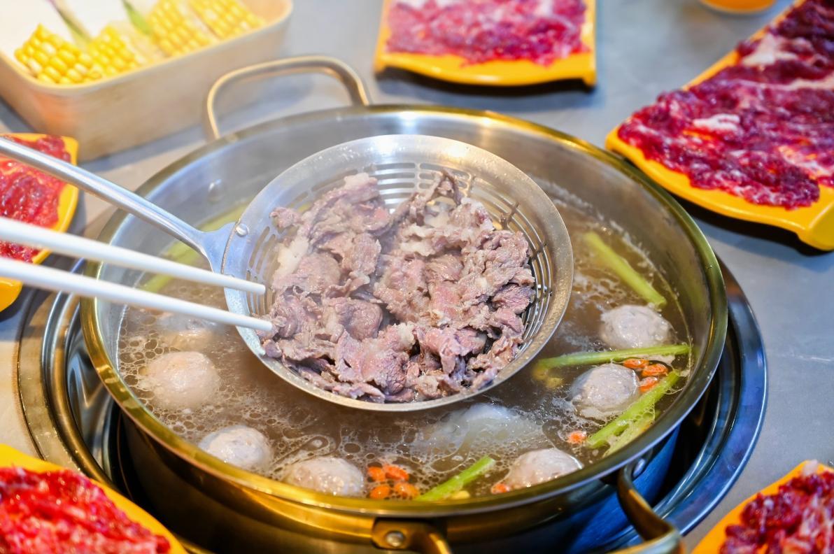 “鲜和牛”与牛骨清汤锅底组成“最佳搭档”