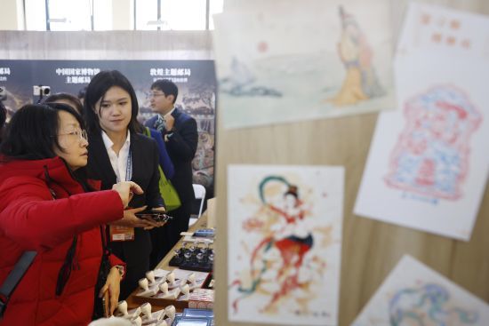 参观者在敦煌主题邮局了解敦煌元素明信片　中新网记者　殷立勤　摄