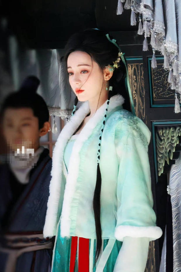 迪丽热巴的眼神中流露出温柔。
