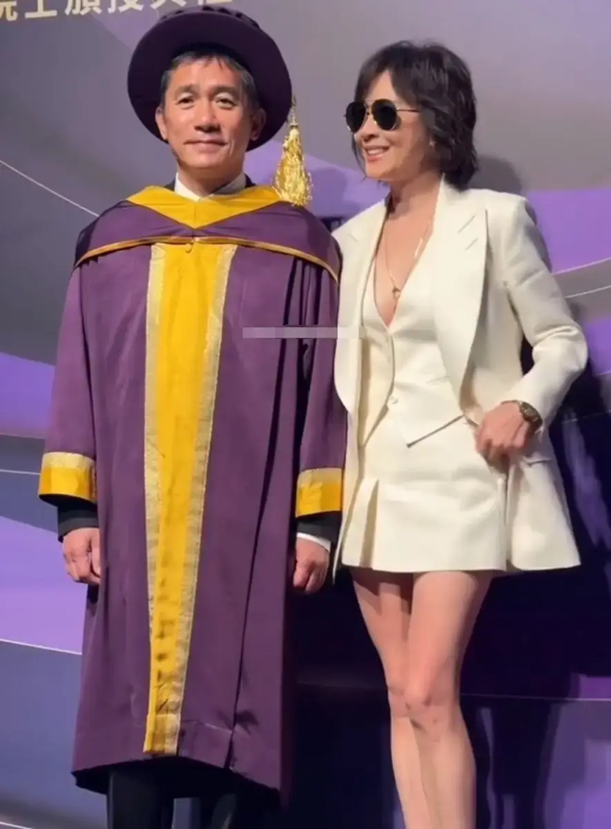 刘嘉玲与老公梁朝伟同框合影。