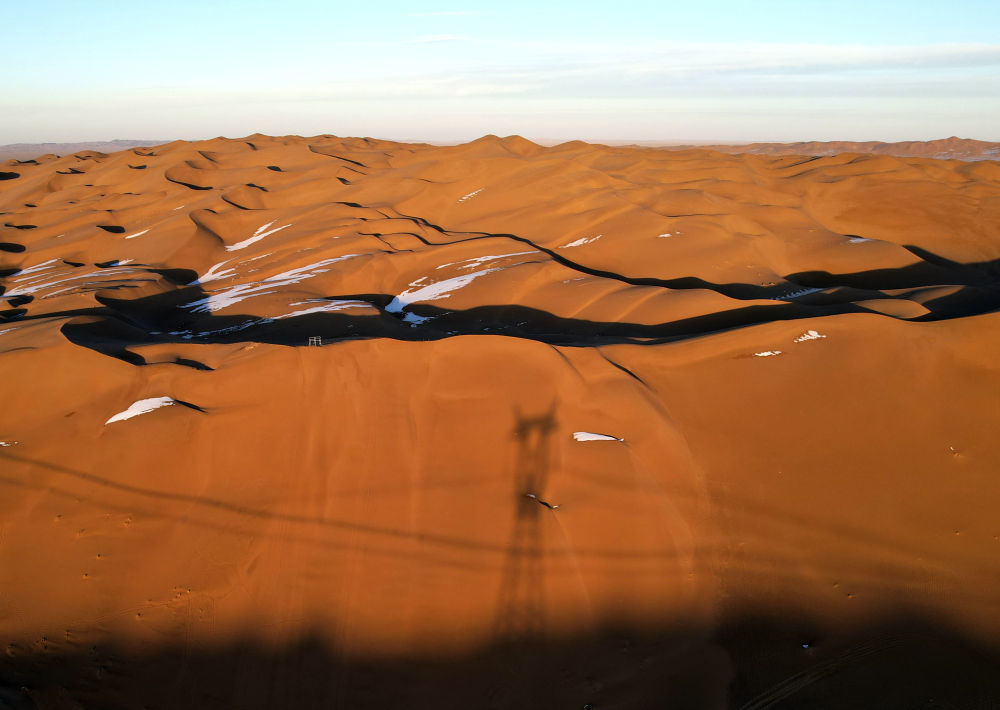 这是11月29日拍摄的库木塔格沙漠日落景色（无人机照片）新华社记者　陈斌　摄