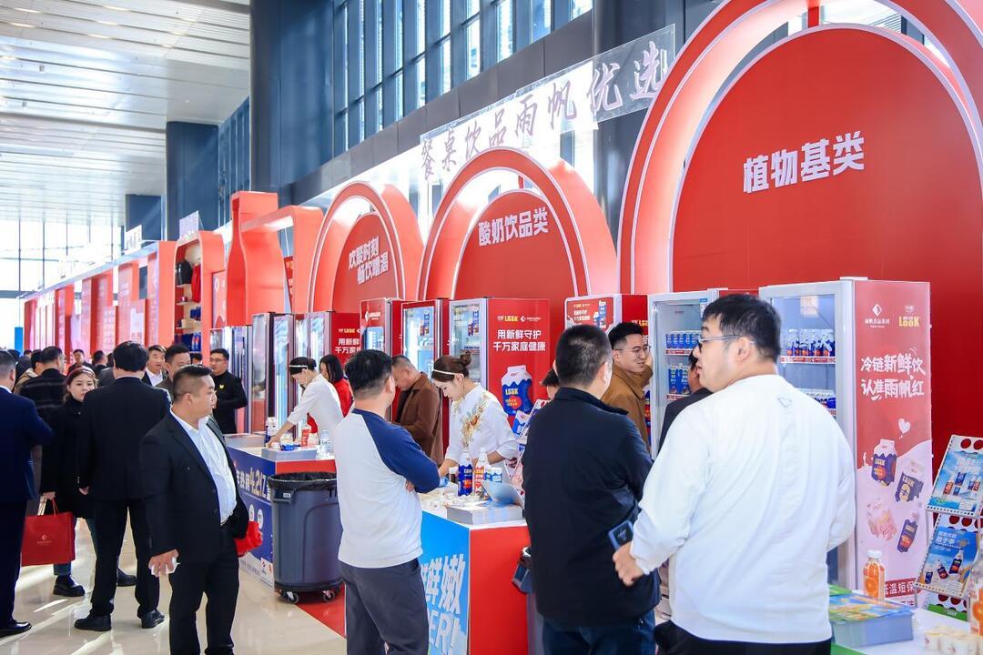 “冰箱工程”试饮体验区，无限畅饮，深受嘉宾们的喜欢