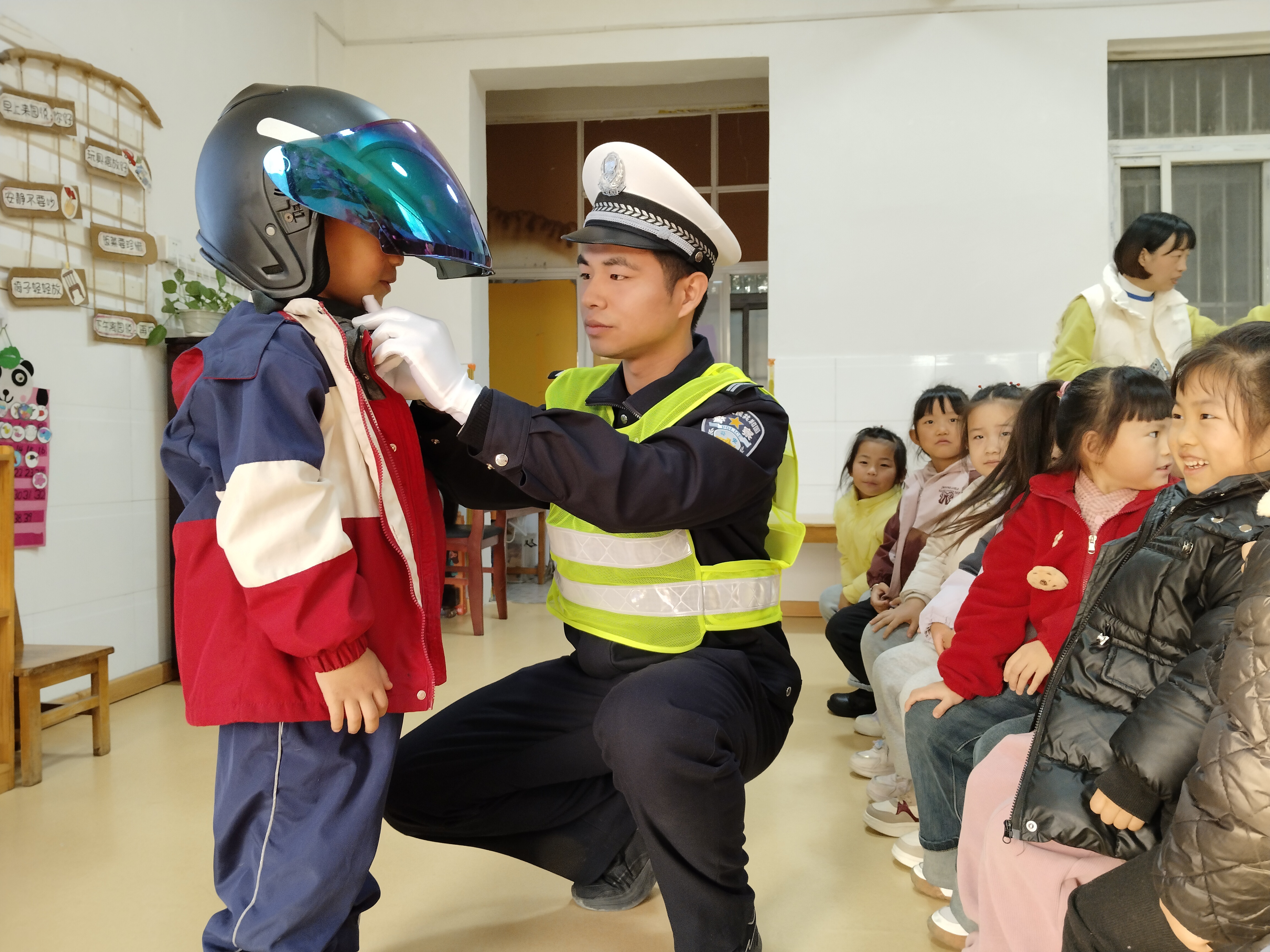 徐州多部门携手开展第十三个全国交通安全日主题活动