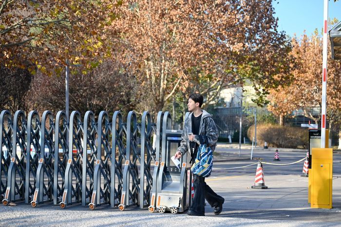 在山东工艺美术学院考点，完成考试的考生走出考场。济南报业全媒体记者刘进 摄