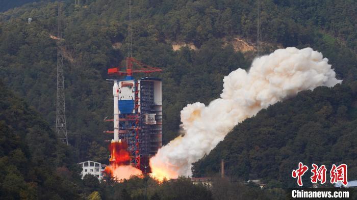 12月3日，长征三号乙运载火箭在西昌卫星发射中心完成第100次宇航发射。杨熙 摄