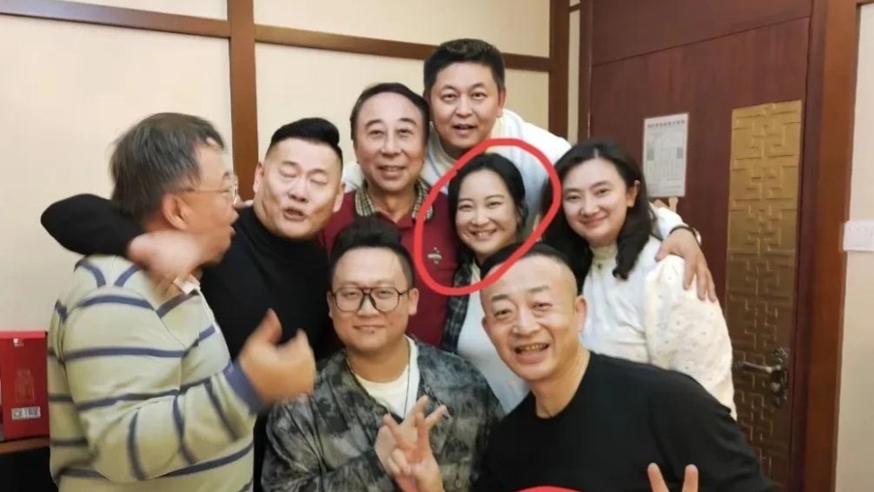 冯巩庆67岁大寿！吃铜火锅席开2桌，贾玲到场庆贺，紧搂恩师合影封面图