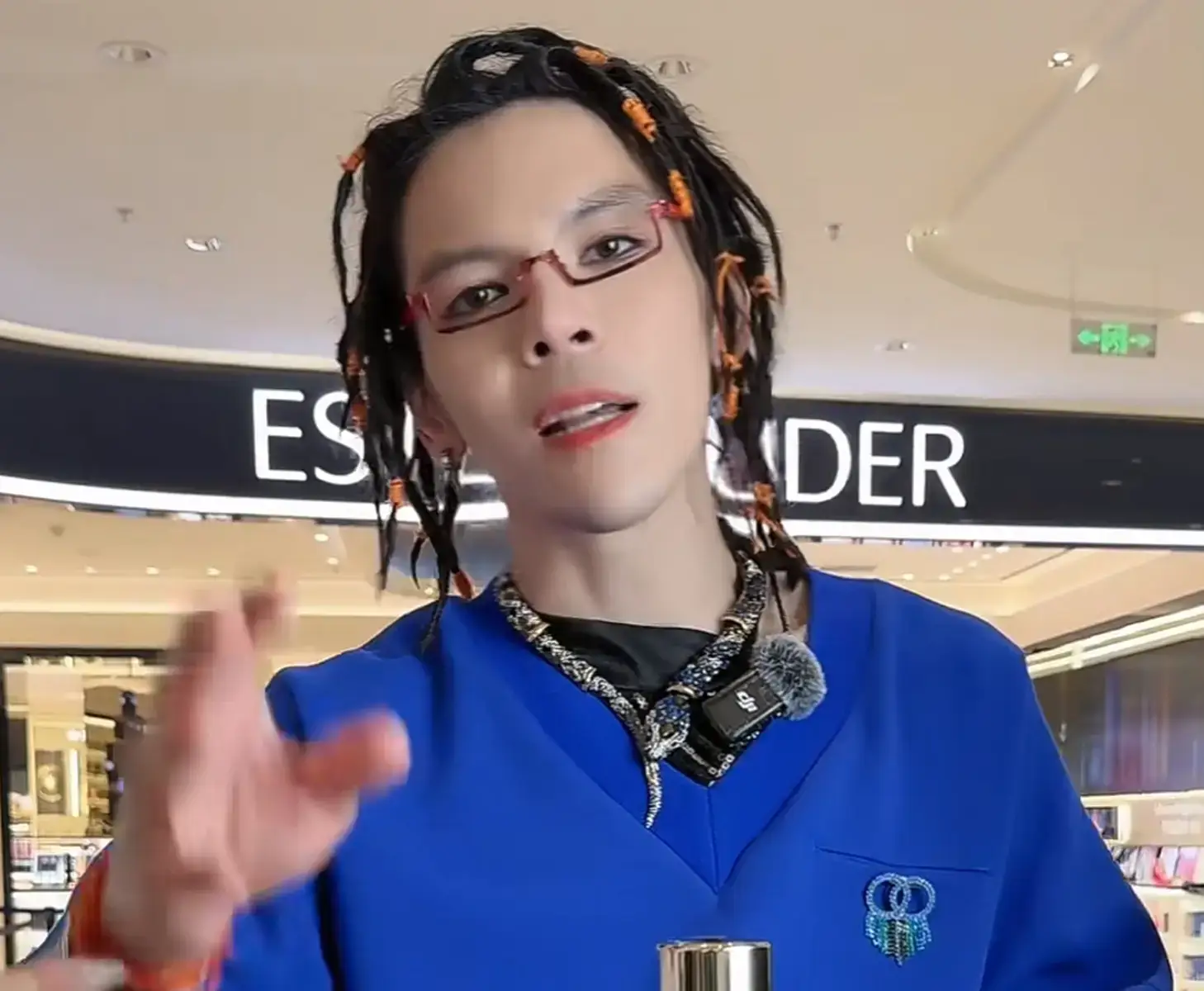 向佐化着精致的妆容直播。