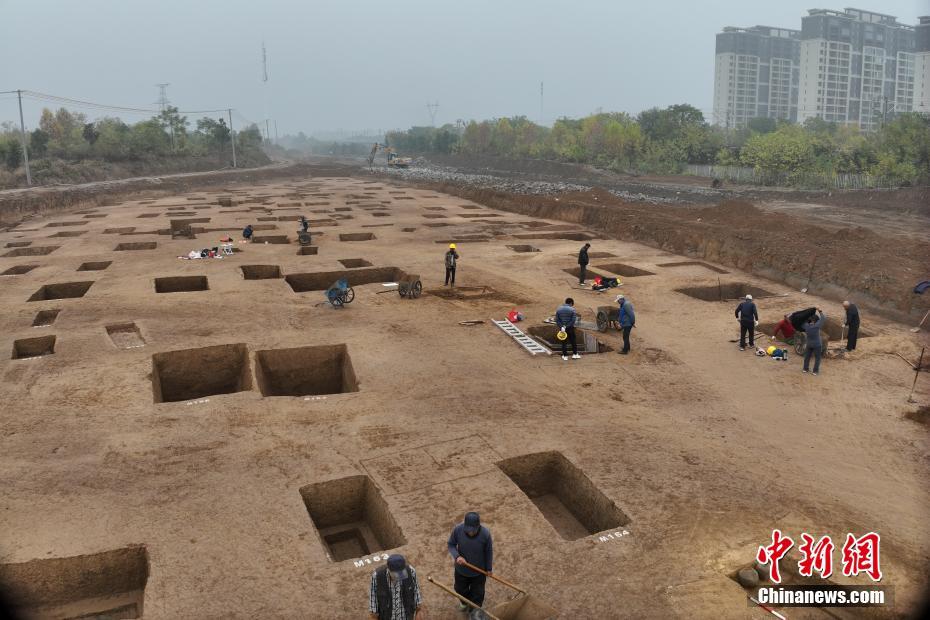 河南漯河发现战国至东汉古墓葬群 出土战国青铜剑依然锋利