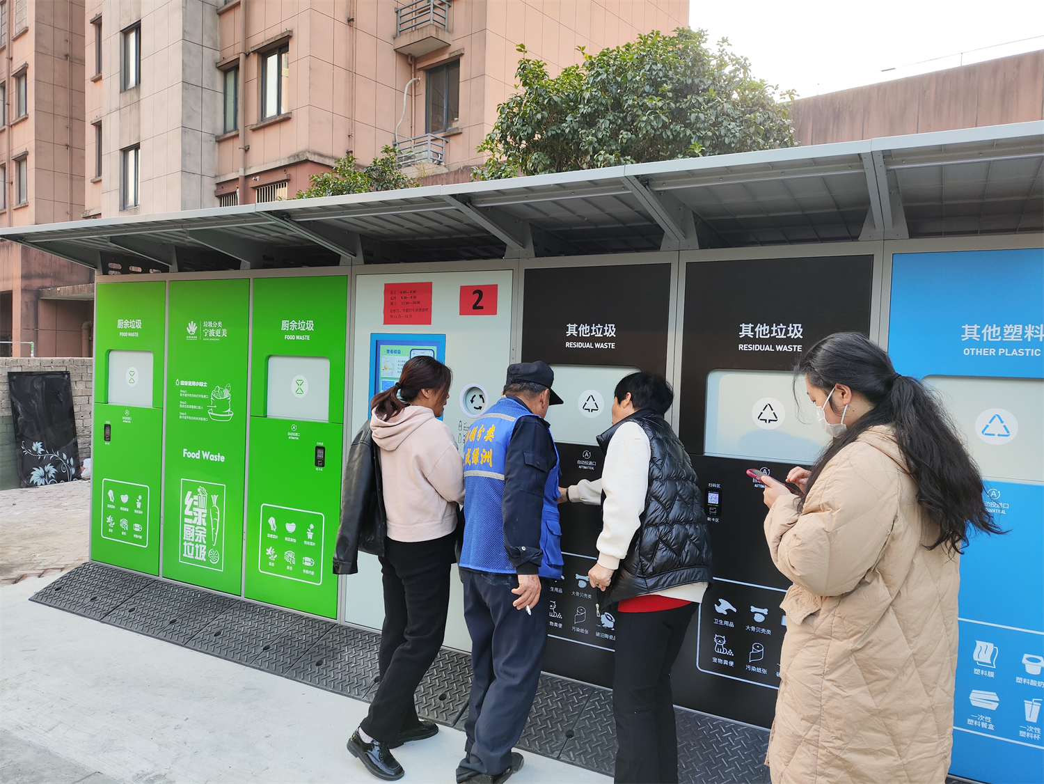 望府社区朝张新村智能柜落地宣传——社区流动党员驿站助力垃圾分类