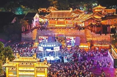 8月9日晚，赣州江南宋城景区军门楼广场，灯光璀璨，流光溢彩，“七夕唱游赣州”音乐会吸引众多市民和游客观看。