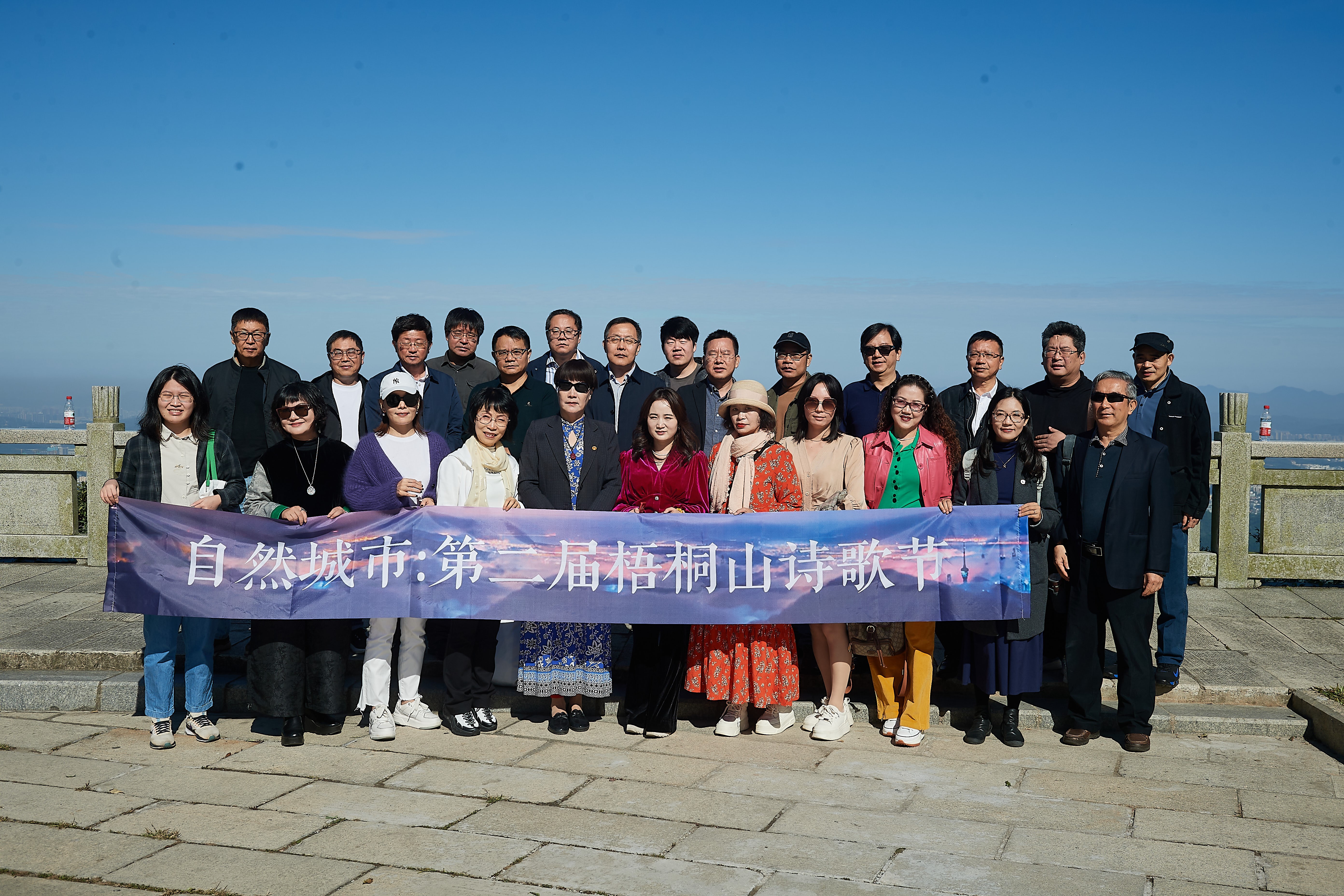 嘉宾在梧桐山采风