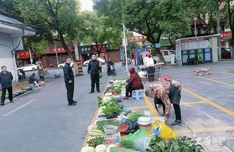 ▲打造“潮汐”市场方便菜贩经营居民买菜。乐平市融媒体中心供图