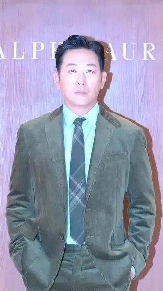 河正宇一身绿色西装造型亮相活动。