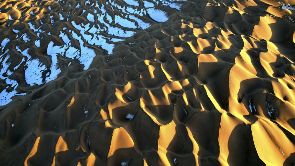 这是11月29日拍摄的库木塔格沙漠日落景色（无人机照片）新华社记者　陈斌　摄