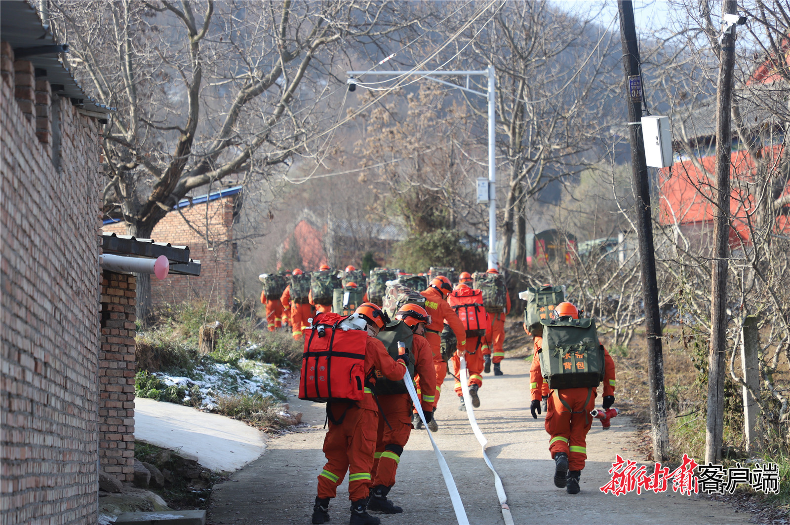 远程输水对抗赛集结行进中（本文图片由天水市森林消防大队提供）