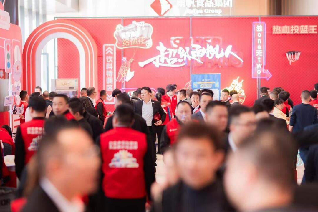 雨帆长廊人头攒动，气氛热烈