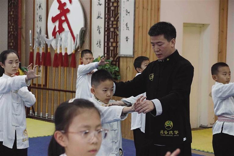 张震给孩子们纠正动作