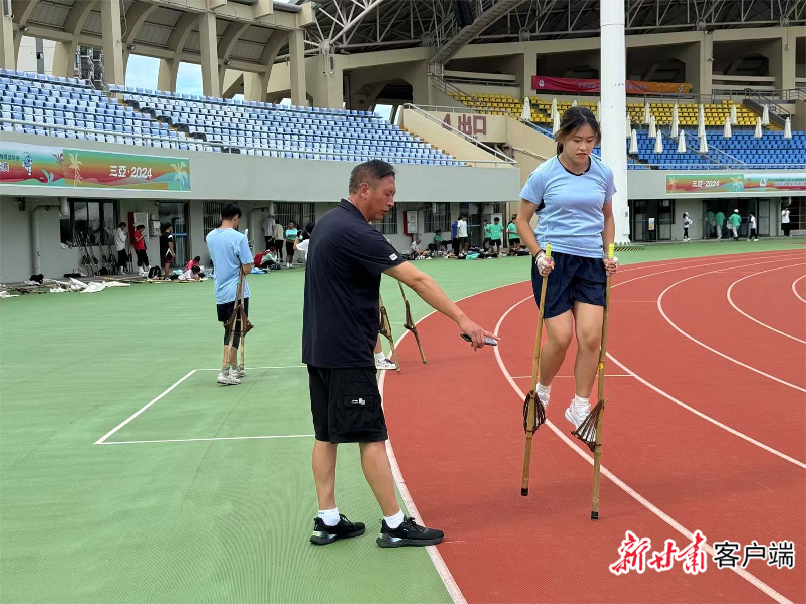甘肃代表团高脚竞速运动员进行赛前训练