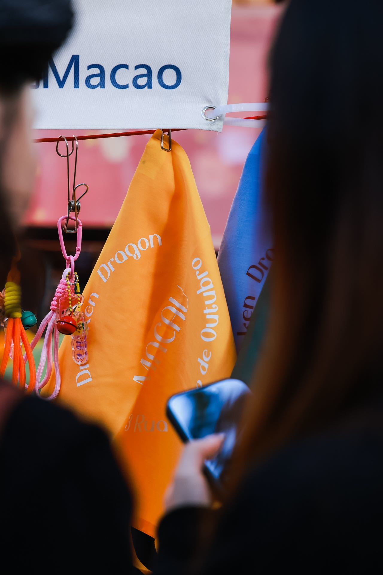 来自澳门、深圳及周边城市的文创品牌摊主在现场与市民交流互动