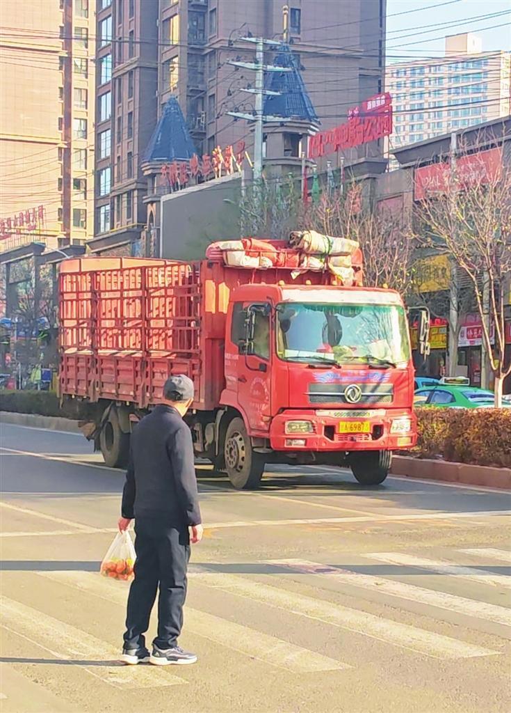 斑马线上人车混行