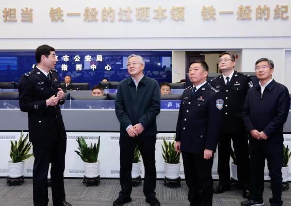 周红波到南京市公安局调研公共安全工作。本文图均来自“南京发布”微信公众号