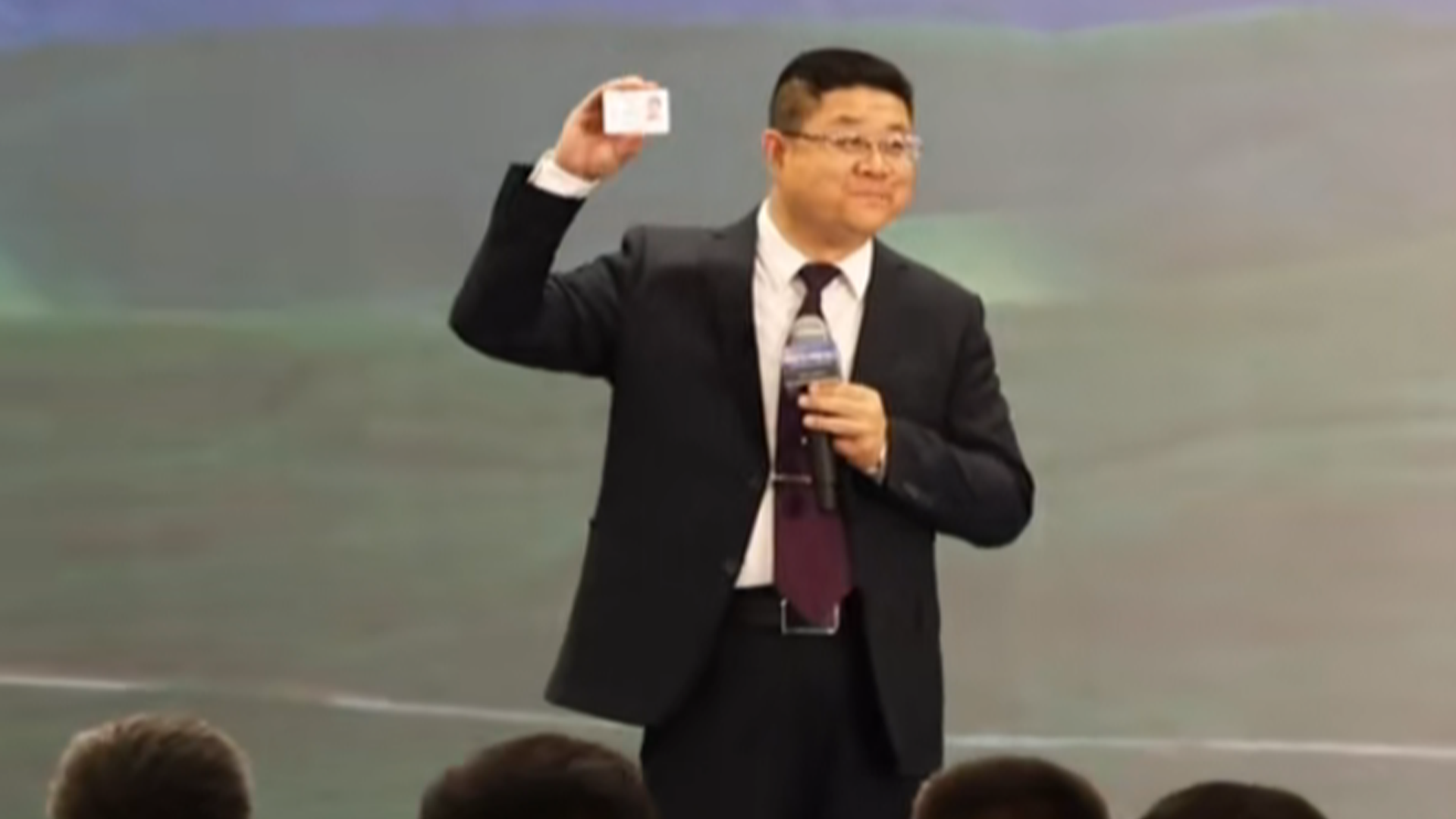 新疆策勒县委书记亮身份证“实名招商”：终生负责，终生陪伴