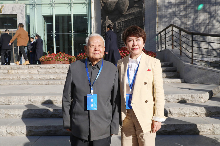 西安翻译学院董事长丁晶与中国小说学会副会长李星合影留念