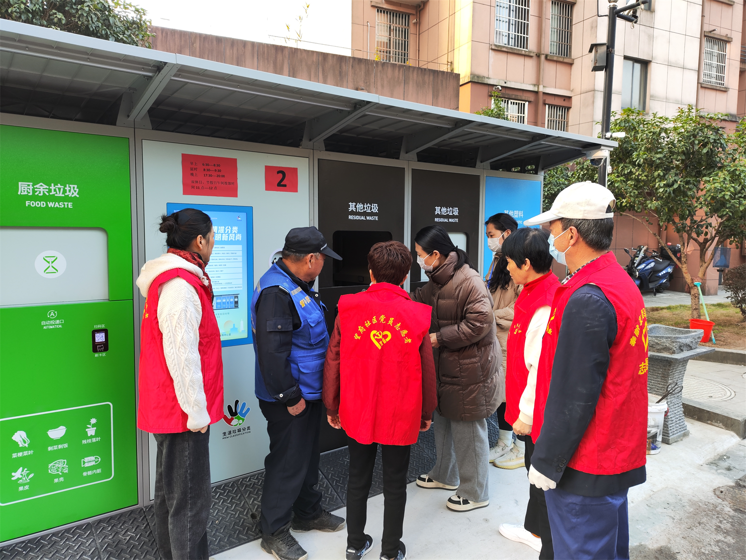 望府社区朝张新村智能柜落地宣传——社区流动党员驿站助力垃圾分类