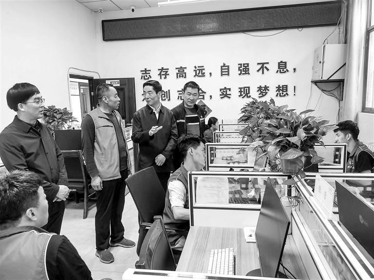 张保华（后排左三）到庆阳市集善乐业残疾人就业服务中心进行交流