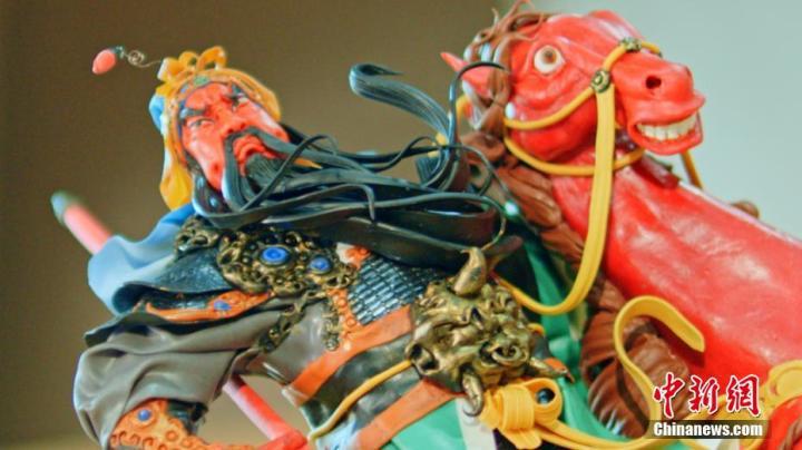 图为青城人物面塑——关羽