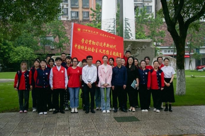 青年学生同全国道德模范崔译文在信念广场开展活动